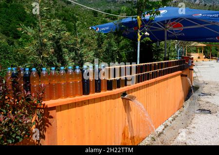 Printemps l'eau rafraîchit l'huile d'olive et miel, Uji j'Ftothe, Albanie Banque D'Images