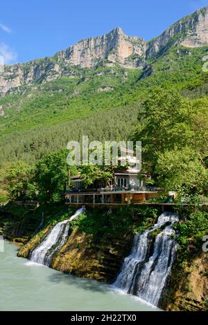 Cascade et restaurant, rivière Vjosa, Albanie Banque D'Images