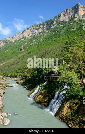 Cascade et restaurant, rivière Vjosa, Albanie Banque D'Images