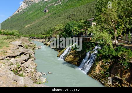 Cascade et restaurant, rivière Vjosa, Albanie Banque D'Images