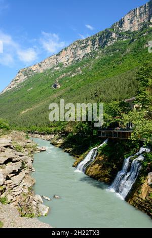 Cascade et restaurant, rivière Vjosa, Albanie Banque D'Images