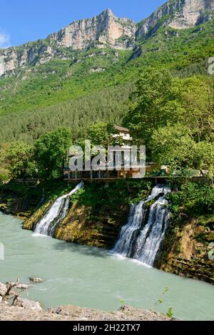 Cascade et restaurant, rivière Vjosa, Albanie Banque D'Images