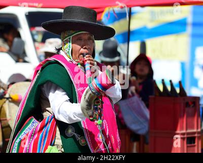 Musicien indigène en costume traditionnel avec corne de bétail lors d'un défilé, El Alto, département de la Paz, Bolivie Banque D'Images