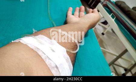 Une image en gros plan de la perfusion intraveineuse dans la main du patient à l'hôpital. Banque D'Images