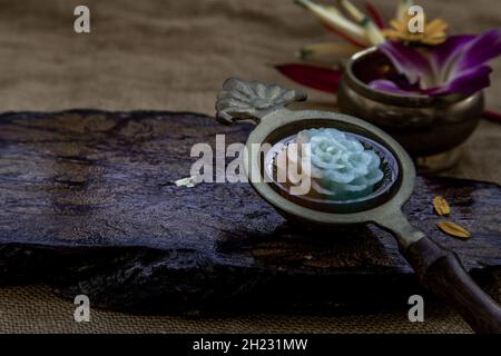 Desserts traditionnels thaïlandais Thai : doux et délicieux gâteau sucré couche ou Kanom Chan des desserts qui fait dans diverses fleurs telles que les roses, de copie s Banque D'Images