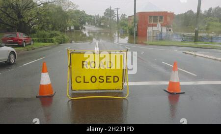 panneau de fermeture de la route en raison d'inondations dans la rue bridge à windsor, dans la nsw Banque D'Images