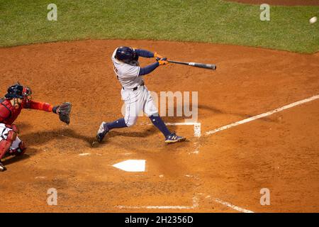 Boston, États-Unis.20 octobre 2021.Houston Astros batter Jose Altuve se connecte pour un homer solo dans le huitième repas contre le Boston Red Sox dans le jeu 4 de la MLB ALCS à Fenway Park à Boston, ma le mardi 19 octobre 2021.Photo par Matthew Healey/UPI crédit: UPI/Alay Live News Banque D'Images