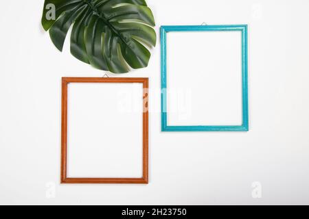 Cadres photo avec feuilles de palmier tropicales sur fond blanc.Pose à plat minimaliste avec espace de copie Banque D'Images