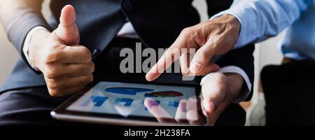 conseiller juridique et homme d'affaires, deux hommes d'affaires discutant, planifiant analyser l'investissement et le marketing sur tablette dans le bureau. Banque D'Images
