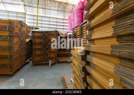 Sélectionnez la rangée de boîtes brunes, l'agencement des piles de boîtes en carton dans un entrepôt de magasin. Banque D'Images