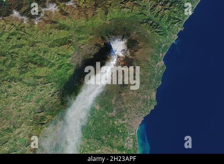 MONT ETNA, ITALIE - 28 décembre 2018 - image satellite montrant l'Etna pendant une éruption de flanc (une éruption de son côté au lieu de son sommet) Banque D'Images