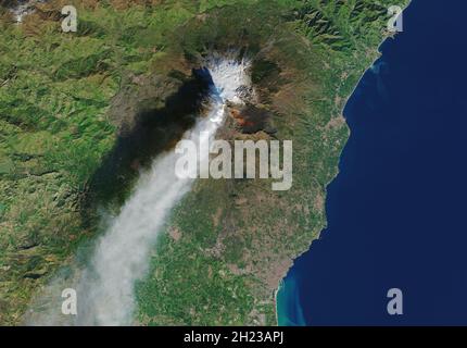 MONT ETNA, ITALIE - 28 décembre 2018 - image satellite montrant l'Etna pendant une éruption de flanc (une éruption de son côté au lieu de son sommet) Banque D'Images