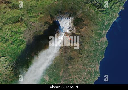 MONT ETNA, ITALIE - 28 décembre 2018 - image satellite montrant l'Etna pendant une éruption de flanc (une éruption de son côté au lieu de son sommet) Banque D'Images