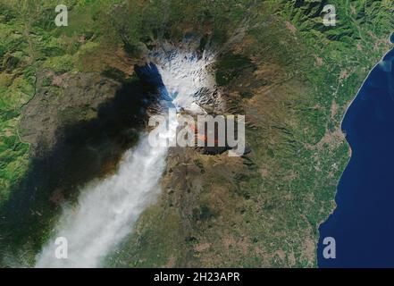 MONT ETNA, ITALIE - 28 décembre 2018 - image satellite montrant l'Etna pendant une éruption de flanc (une éruption de son côté au lieu de son sommet) Banque D'Images