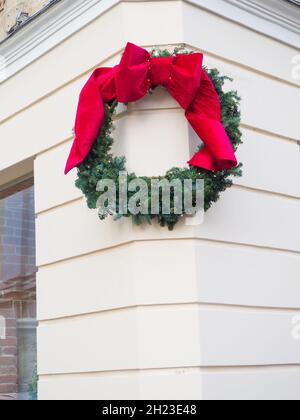 Couronne de Noël accrochée au mur Banque D'Images
