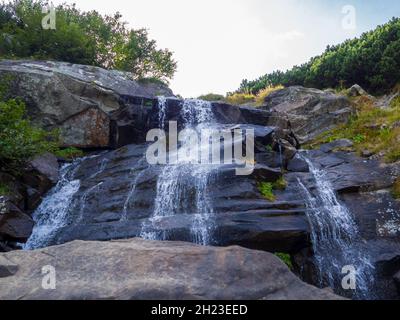 Cascade sous le sommet de Hoverla Banque D'Images
