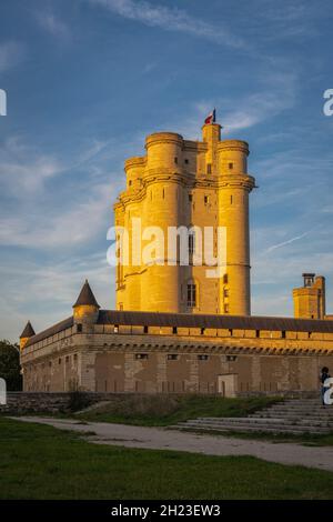 Vincennes, France - 10 16 2021 : château de Vincennes.Vue sur la façade du château de Vincennes au coucher du soleil Banque D'Images