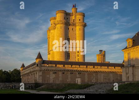 Vincennes, France - 10 16 2021 : château de Vincennes.Vue sur la façade du château de Vincennes au coucher du soleil Banque D'Images