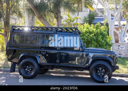 Le défenseur Black Land Rover 110 est stationné dans une rue de Sydney par beau temps, en Nouvelle-Galles du Sud, en Australie Banque D'Images