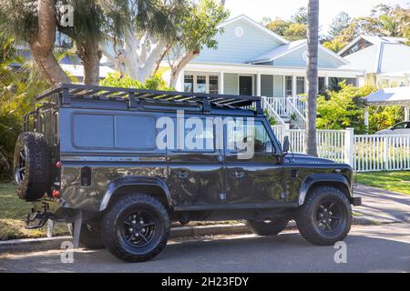 Le défenseur Black Land Rover 110 est stationné dans une rue de Sydney par beau temps, en Nouvelle-Galles du Sud, en Australie Banque D'Images
