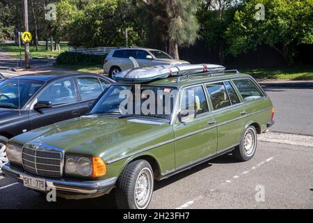 Mercedes Benz 300 TD classique break ou station wagon avec une planche de surf sur le toit, Sydney Street, NSW, Australie Banque D'Images