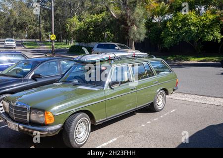 Mercedes Benz 300 TD classique break ou station wagon avec une planche de surf sur le toit, Sydney Street, NSW, Australie Banque D'Images