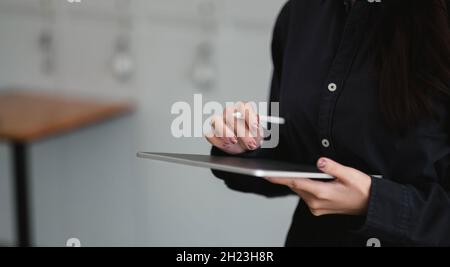 Gros plan du dessin de graphiste sur une tablette numérique au bureau Banque D'Images