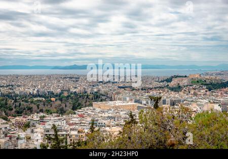 Athènes vue depuis la colline du Lycabette.De L à R, le jardin national, le Parlement grec et l'Acropole avec le golfe Saronique en arrière-plan Banque D'Images