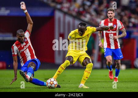 Geoffrey Kondogbia du Club Atletico de Madrid et Sadio Mane de Liverpool lors de la Ligue des champions de l'UEFA, match de football du Groupe B entre Atletico Madrid et Liverpool le 19 octobre 2021 au stade Wanda Metropolitano de Madrid, Espagne - photo: Pablo Morano/DPPI/LiveMedia Banque D'Images