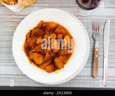 Patatas con sépia, bouchées avec des pommes de terre Banque D'Images