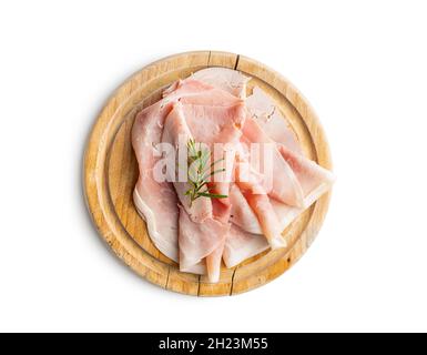 Jambon de porc tranché sur la planche à découper isolé sur fond blanc. Banque D'Images