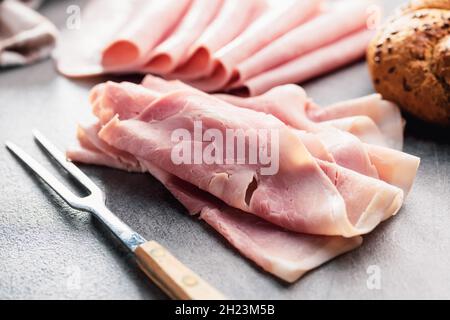 Tranches de jambon de porc sur la table de cuisine. Banque D'Images