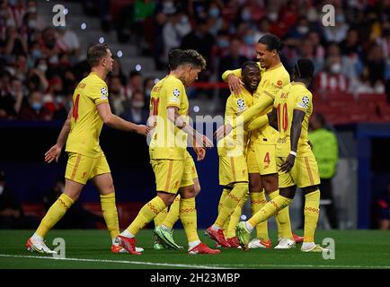 Madrid, Espagne.19 octobre 2021.Les joueurs de Liverpool célèbrent un but lors du match de l'UEFA Champions League Group B entre l'Atlético de Madrid et Liverpool à Madrid, Espagne, le 19 octobre 2021.Crédit: Pablo Morano/Xinhua/Alay Live News Banque D'Images