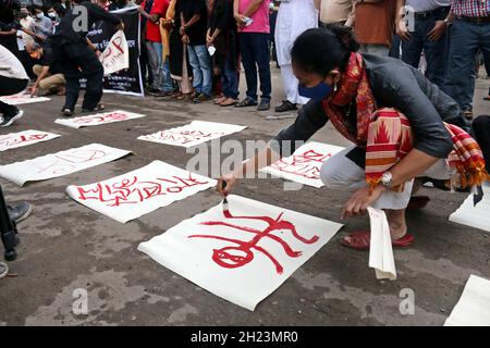 Dhaka, Bangladesh, 19 octobre 2021.Des artistes, des écrivains et des journalistes ont protesté à Shahbag des militants ont manifesté à Dhaka pour protester contre la récente violence religieuse contre la minorité hindoue au Bangladesh.Dhaka (Bangladesh), le 19 octobre 2021.Photo de Habibur Rahman/ABACAPRESS.COM Banque D'Images