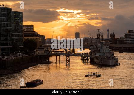 Coucher de soleil sur la Tamise, capturé depuis Tower Bridge, Londres, Angleterre, Royaume-Uni Banque D'Images