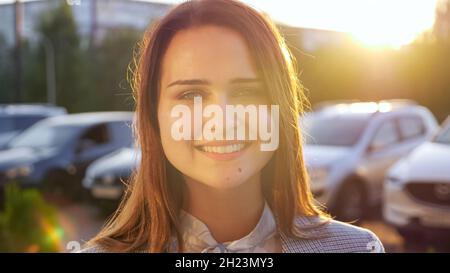 belle jeune femme souriant à la caméra Banque D'Images