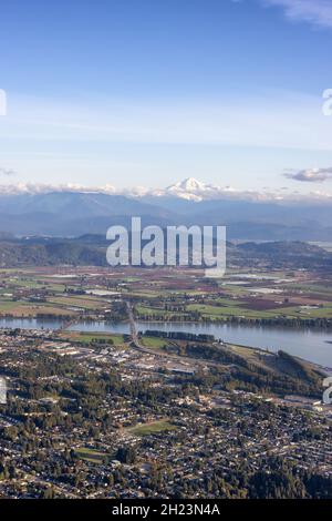 Vue aérienne de Mission City, du fleuve Fraser et de Mnt Baker en arrière-plan. Banque D'Images