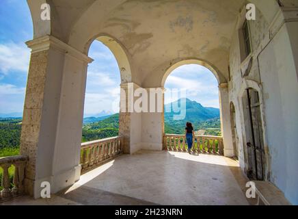 Civitella del Tronto (Italie) - la ville médiévale touristique dans la province de Teramo, région des Abruzzes, avec l'ancien château fort en pierre de Borbone règne Banque D'Images