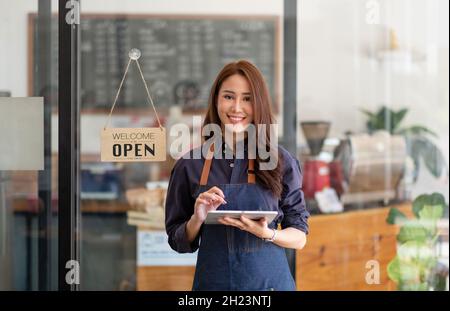 Portrait de la mise en route réussie propriétaire de petite entreprise dans le café-restaurant.handsome femme Barista propriétaire de café.PME entrepreneur vendeur concept d'affaires Banque D'Images