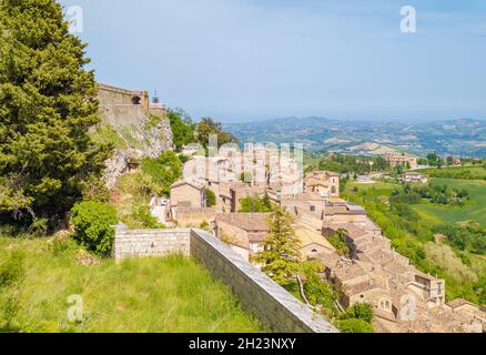 Civitella del Tronto (Italie) - la ville médiévale touristique dans la province de Teramo, région des Abruzzes, avec l'ancien château fort en pierre de Borbone règne Banque D'Images