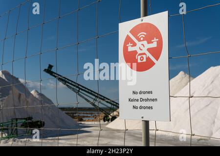 Signe d'interdiction de drone, avec texte en plusieurs langues, sur la clôture d'une usine de sel.Île de Majorque, Espagne Banque D'Images