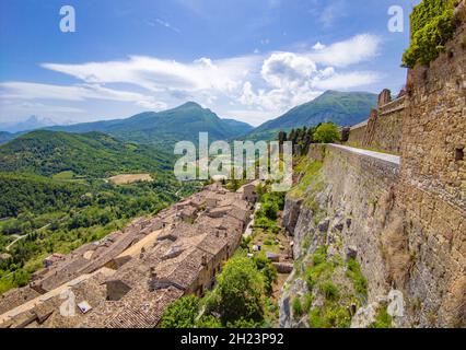 Civitella del Tronto (Italie) - la ville médiévale touristique dans la province de Teramo, région des Abruzzes, avec l'ancien château fort en pierre de Borbone règne Banque D'Images