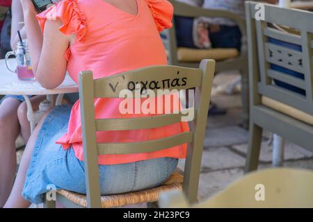 Panneau à l'arrière d'une chaise sur l'île de Tinos, Grèce disant "amour" Banque D'Images