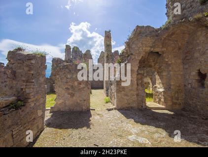 Civitella del Tronto (Italie) - la ville médiévale touristique dans la province de Teramo, région des Abruzzes, avec l'ancien château fort en pierre de Borbone règne Banque D'Images