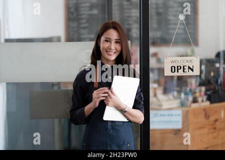 Portrait de la mise en route réussie propriétaire de petite entreprise dans le café-restaurant.handsome femme Barista propriétaire de café.PME entrepreneur vendeur concept d'affaires Banque D'Images