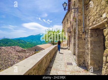 Civitella del Tronto (Italie) - la ville médiévale touristique dans la province de Teramo, région des Abruzzes, avec l'ancien château fort en pierre de Borbone règne Banque D'Images