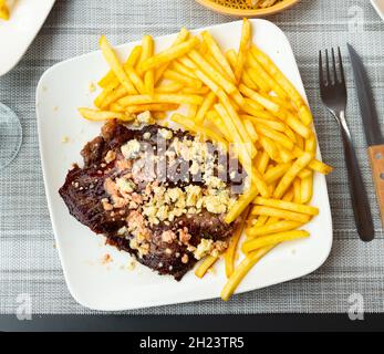 Rôti de veau servi avec des pommes de terre frites Banque D'Images