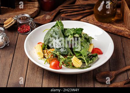 Salade d'épinards saine avec aubergines et maïs pour bébé Banque D'Images