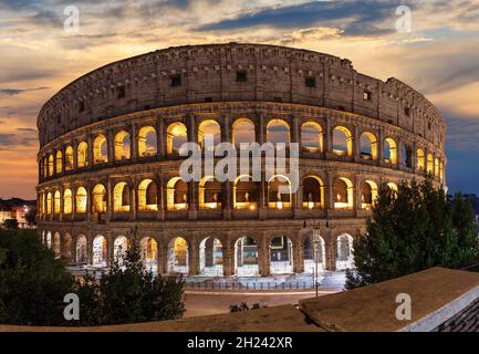 Belle vue sur le Colisée au coucher du soleil, Rome, Italie. Banque D'Images
