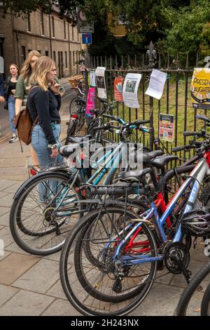 Royaume-Uni, Angleterre, Cambridgeshire, Cambridge, Bridge Street,les élèves lisent les avis d'événements sur les rampes Banque D'Images